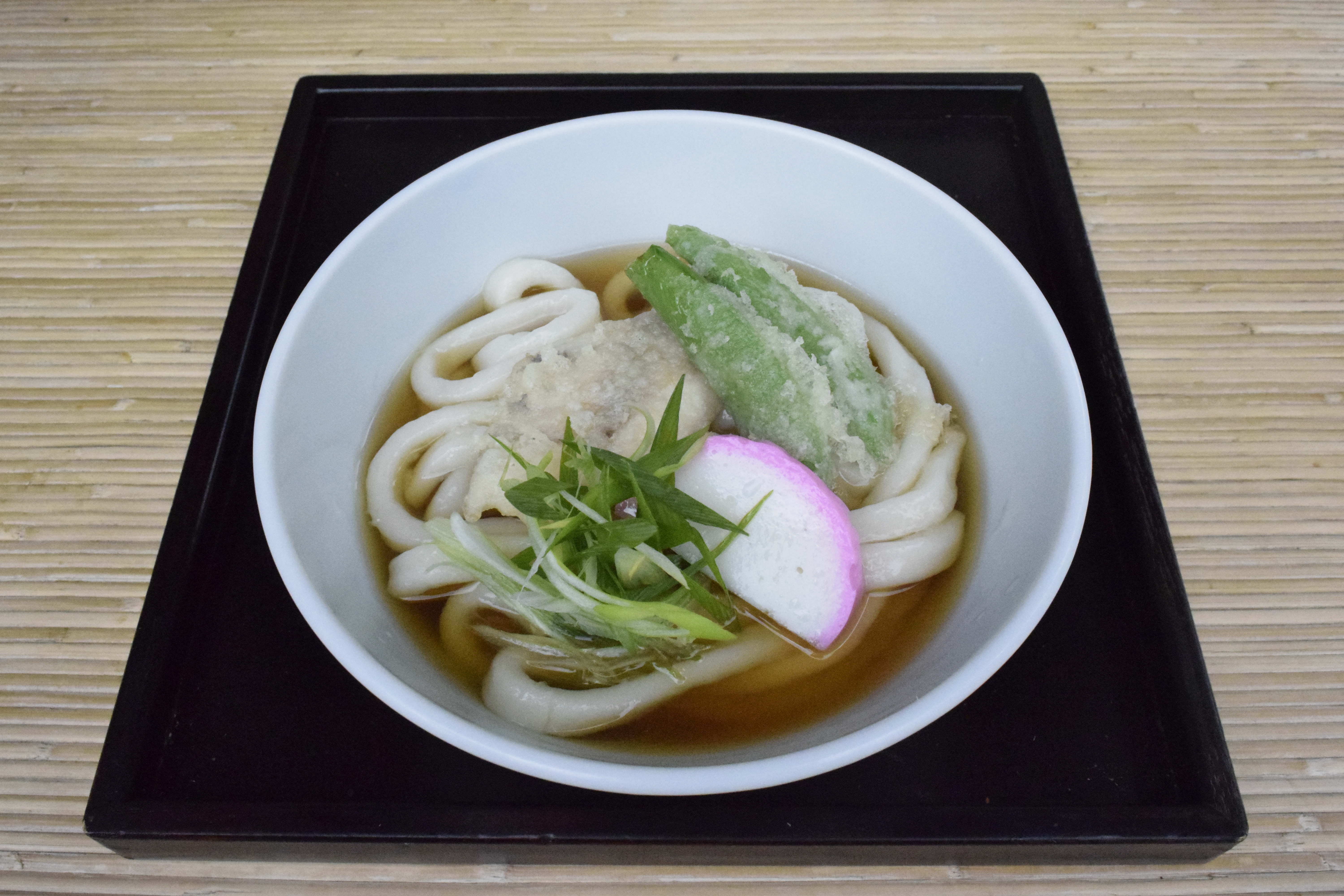 ＜6月＞イサギとスナップエンドウの天ぷらうどん