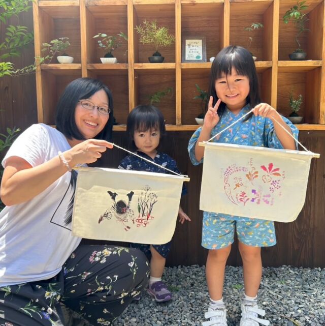 五節句タペストリーづくり～伊勢型紙で型染～

★伊勢の伝統的工芸品に触れよう

上手に端午の節句と人日の節句のタペストリーを型染めしてくださいました！

五節句とは、1月7日の人日、3月3日の上巳、5月5日の端午、7月7日の七夕、9月9日の重陽のことで、5つの季節の節目を祝う日本の伝統行事です。
伊勢型紙彫師の那須恵子氏がデザイン・製作した伊勢型紙で、生成り色のタペストリーに布用絵具で型染めします。
料金：1,870円
所要時間　1時間

-——————————————
お問い合わせ先
おかげ横丁　伊勢路栽苑
0596-23-3077
受付時間　9：30～16：30（年中無休）
-——————————————

#おかげ横丁 #おかげ横丁official #伊勢型紙 #手作り #体験 #ワークショップ #伝統的工芸品 #伊勢 #伊勢志摩 #伊勢旅行 #伊勢旅 #タペストリー @kataya2110